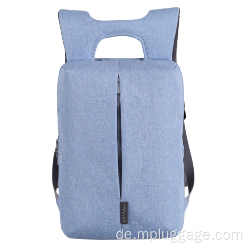 Ein einfacher und ungezwungener Rucksack voller Jugendlicher